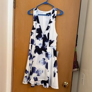 Lulu's Sz M Seeing Chic Blue and White Floral Dress